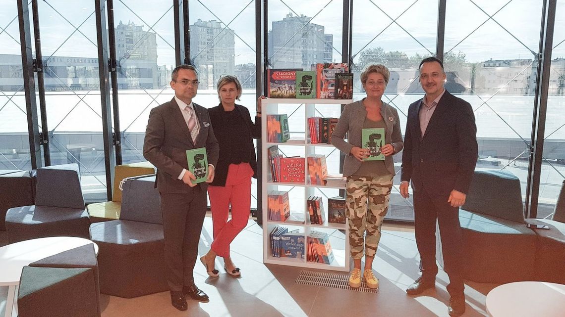 Zestaw książek i przewodników umilą czas oczekującym na autobus