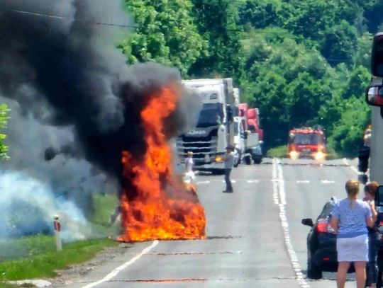 Zablokowana dk 42 w Parszowie przez pożar samochodu osobowego