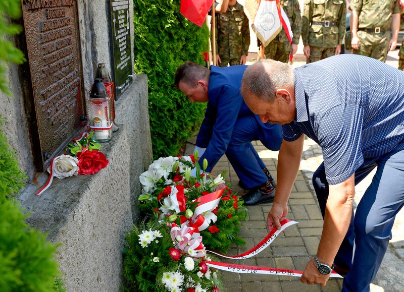 uroczystości rocznicowe na Posadaju - składanie wiązanek 