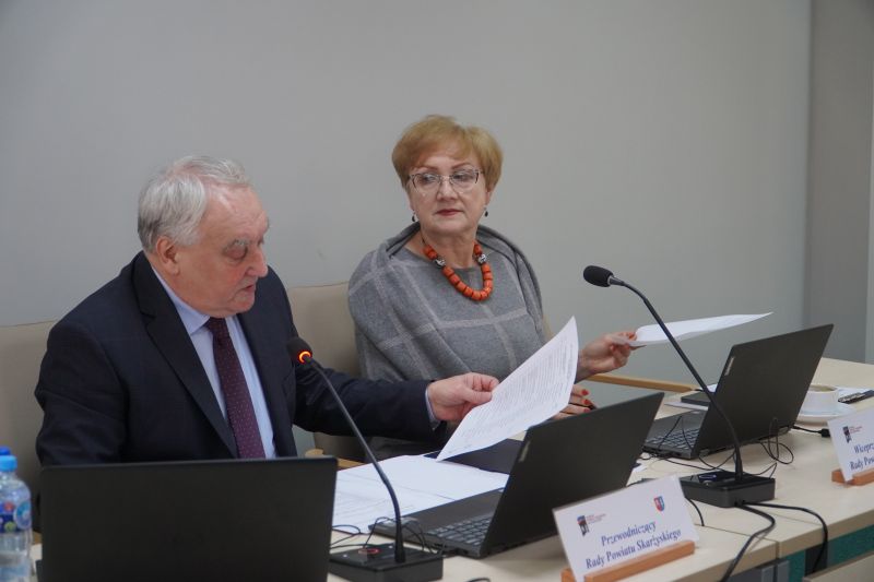 LVIII sesja Rady Powiatu Skarżyskiego - przewodniczący i wiceprzewodnicząca 