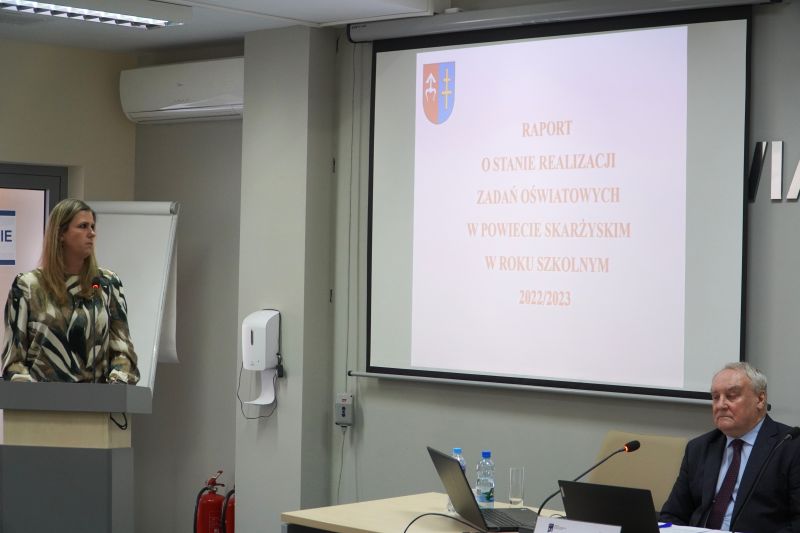 LVIII sesja Rady Powiatu Skarżyskiego - naczelnik wydziału edukacji przedstawia raport