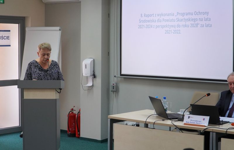 LVIII sesja Rady Powiatu Skarżyskiego - naczelnik wydziału ochrony środowiska przedstawia raport