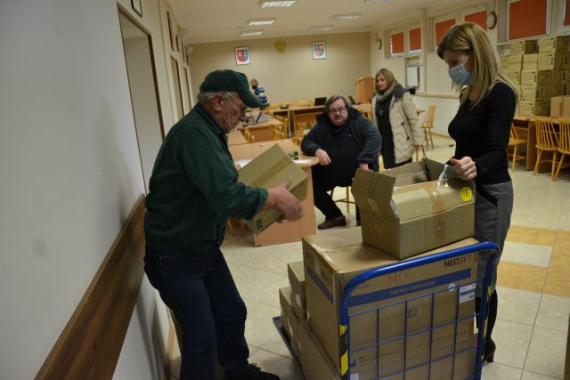 odbiór paczek z materiałami do walki z covid-19