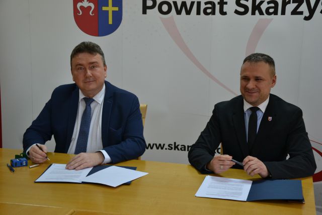 starosta i wójt podpisują porozumienie