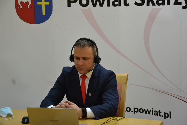 starosta Artur Berus podczas sesji rady powiatu