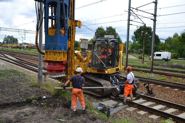 robotnicy pracują przy palownicy