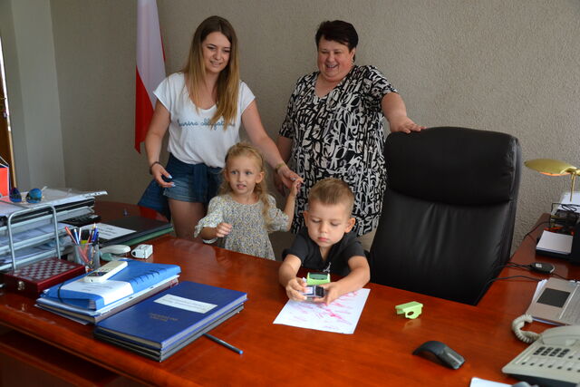 przedszkolaki w gabinecie starosty