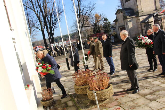 delegacja powiatu składa wiązankę 